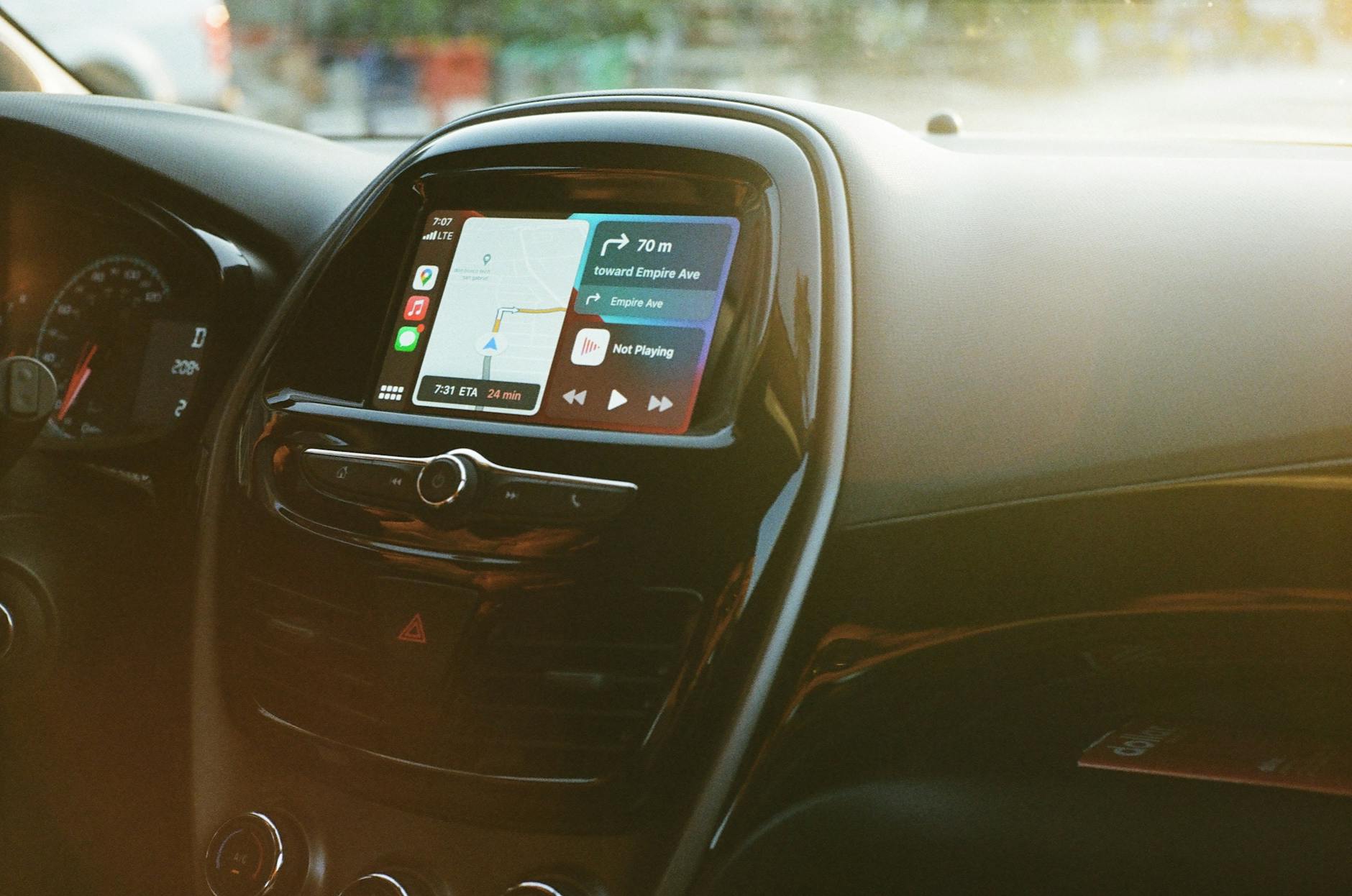 Nawigacja GPS na desce rozdzielczej samochodu w słoneczny dzień