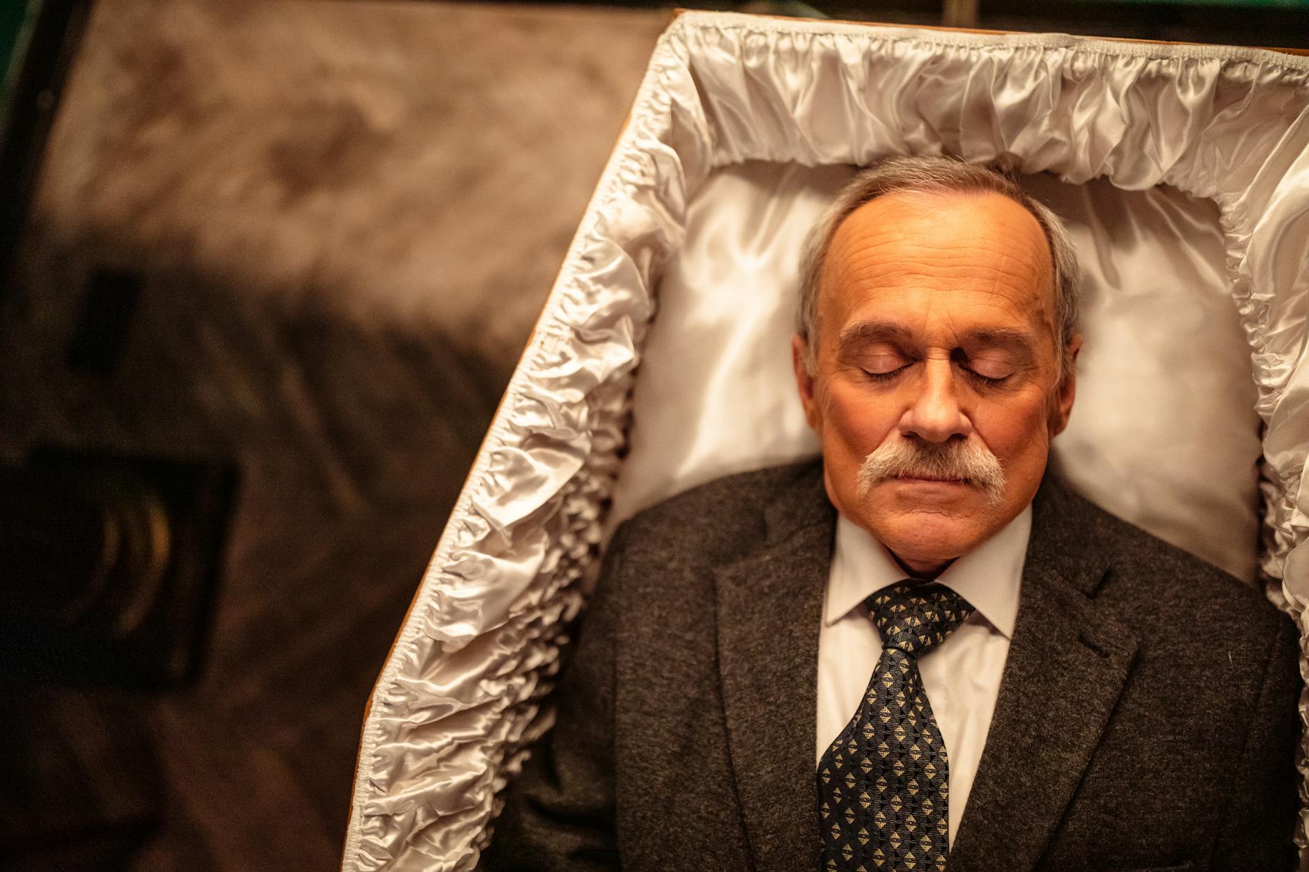 Jak przygotować dziecko do pierwszych dni w przedszkolu, aby czuło się bezpiecznie i pewnie Starszy mężczyzna w garniturze leży w otwartej trumnie