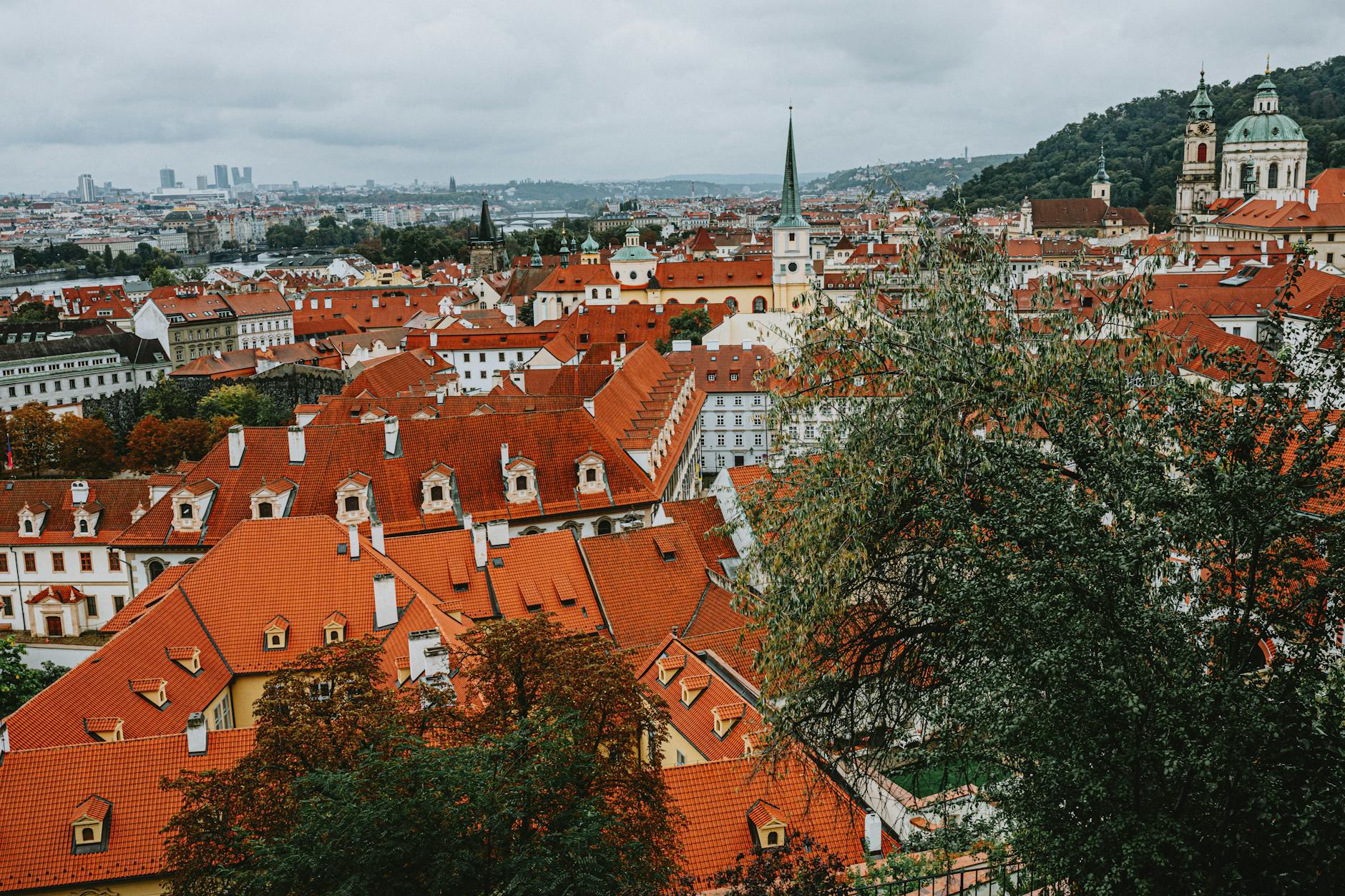 Czerwone dachy i zabytkowe kamienice Pragi z lotu ptaka