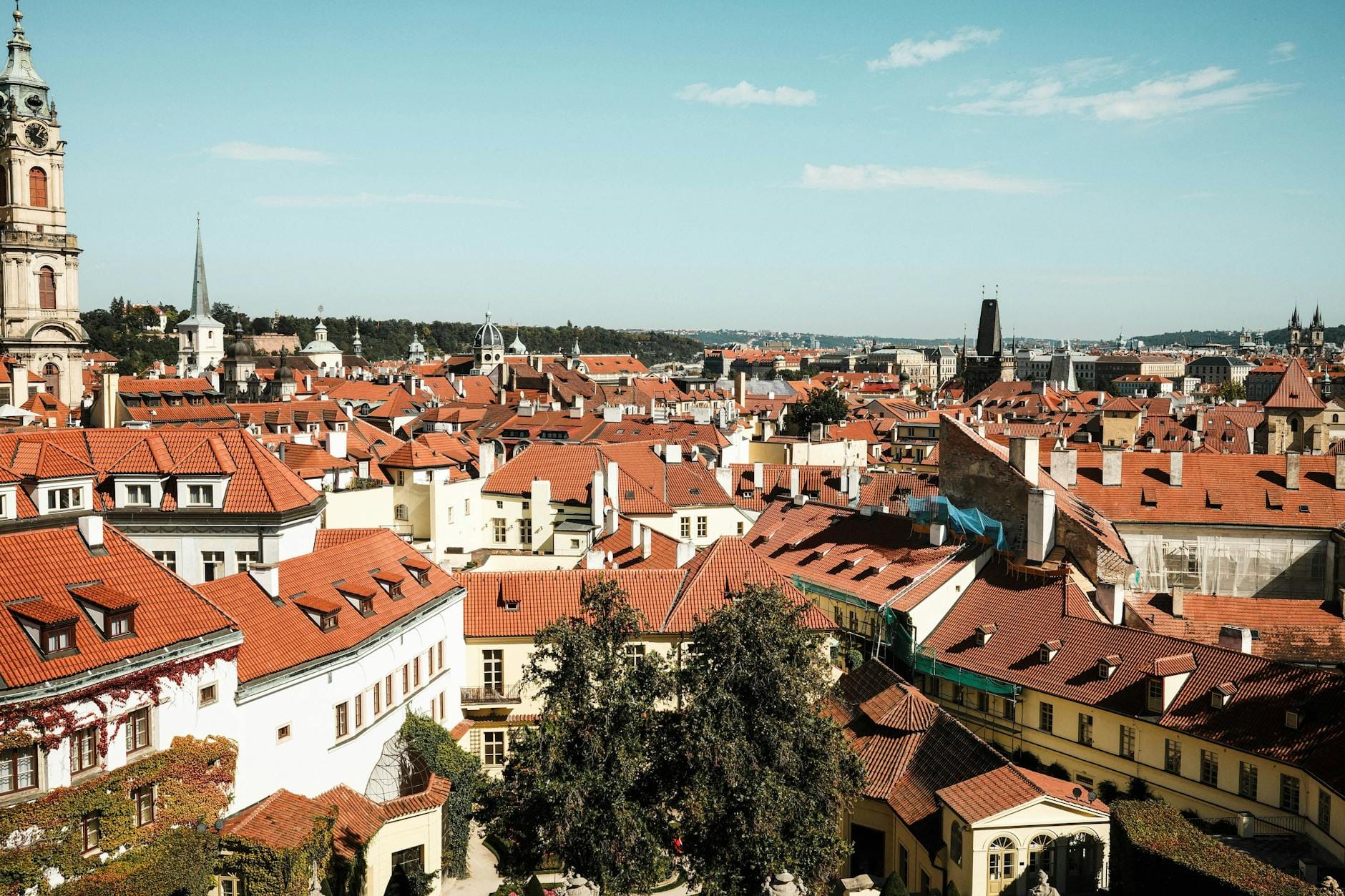 Czerwone dachy zabytkowej dzielnicy Pragi w słoneczny dzień