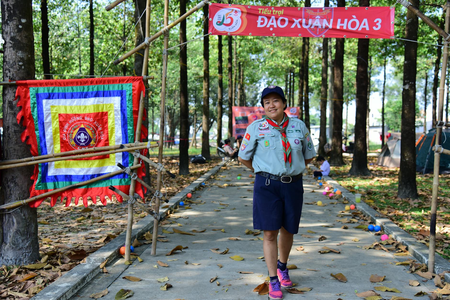 Instruktor harcerski w mundurze na zbiórce w leśnym parku