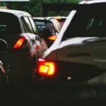Korek samochodów o zmierzchu z czerwonymi światłami stopu