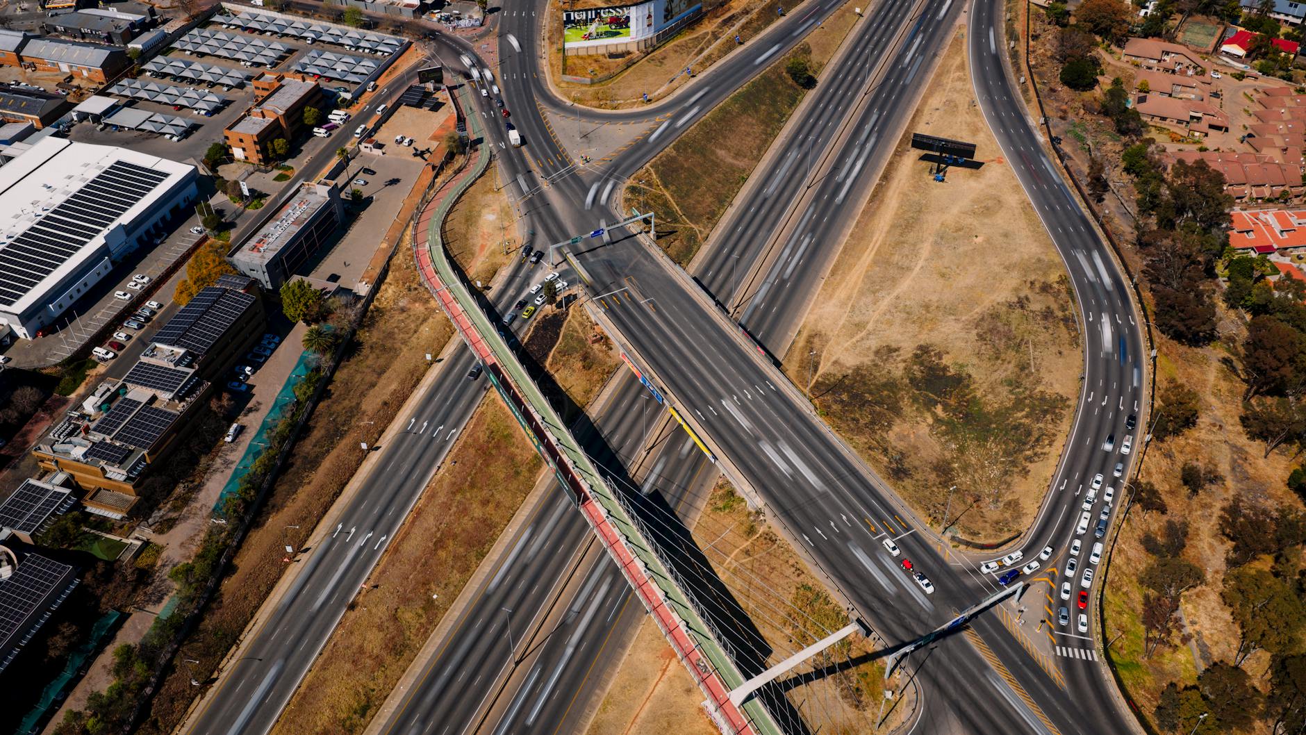 Lotniczy widok ruchliwego węzła autostradowego z płynnym ruchem