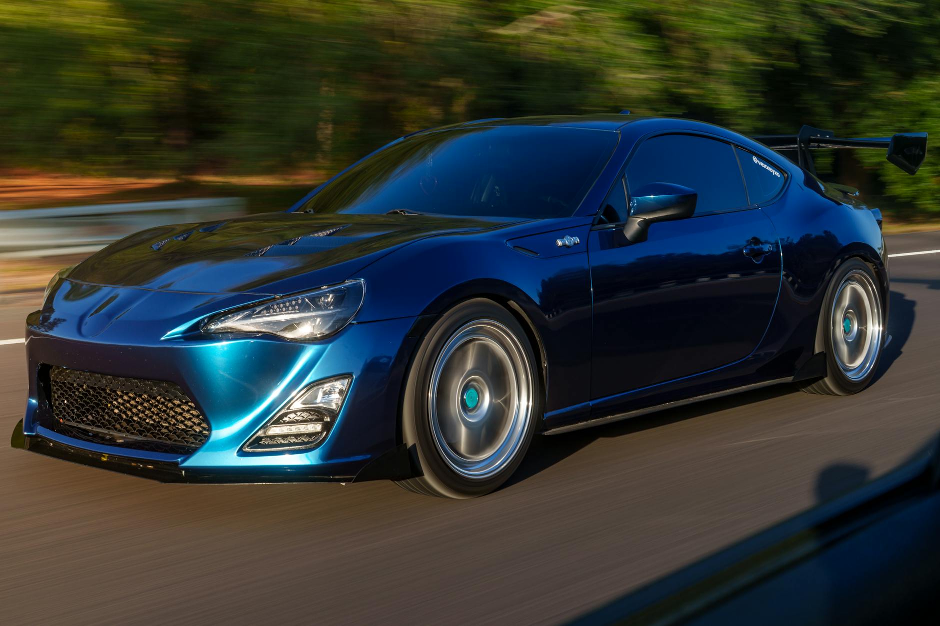 Niebieskie sportowe auto jedzie szybko autostradą