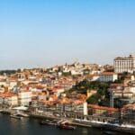Panorama dzielnicy Ribeira w Porto z kolorową zabudową nad rzeką