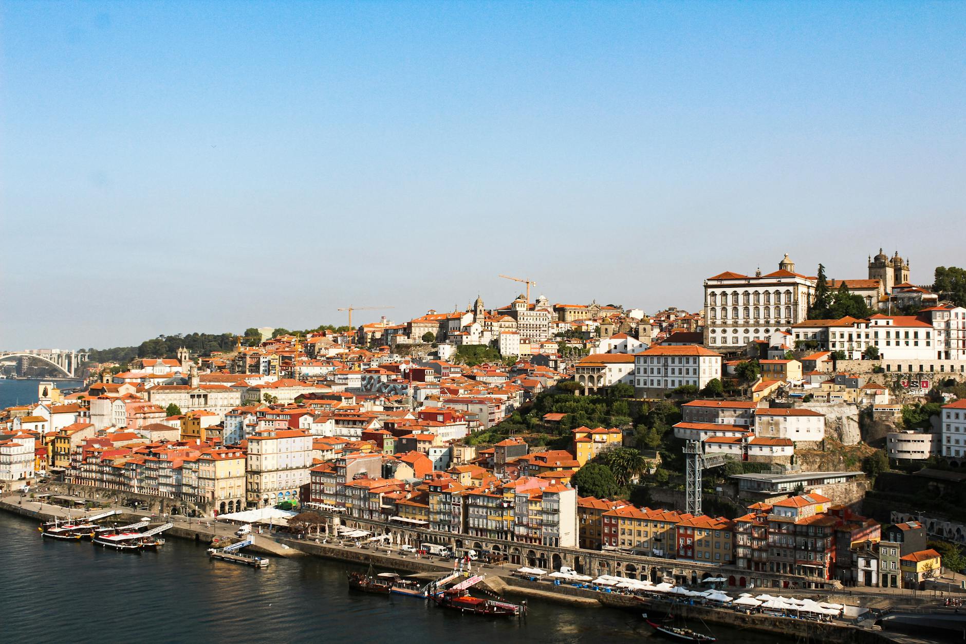 Panorama dzielnicy Ribeira w Porto z kolorową zabudową nad rzeką