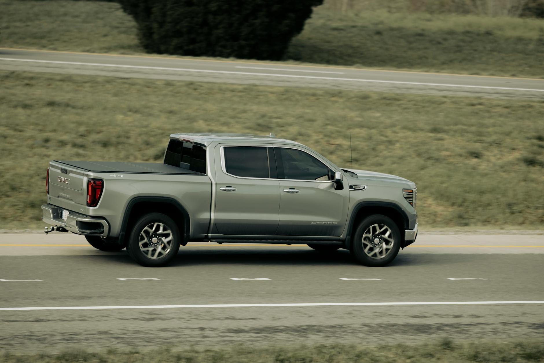 Jak kontrolować zużycie paliwa na trasach tranzytowych przez Nysę, od wyboru drogi po styl jazdy kierowcy Srebrny pickup jedzie po malowniczej trasie szybkiego ruchu