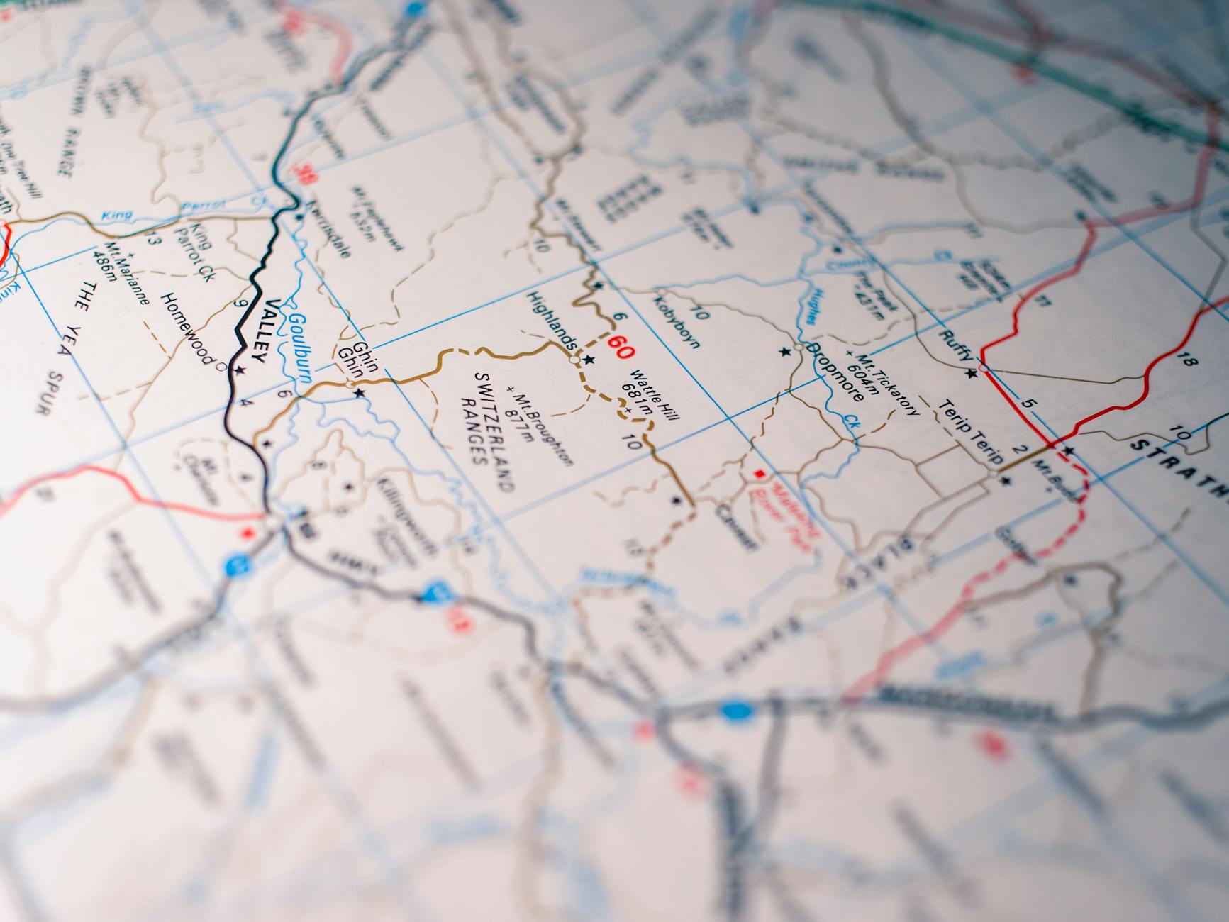 Zbliżenie papierowej mapy drogowej z zaznaczonymi trasami i autostradami