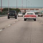 Klasyczny samochód na ruchliwej autostradzie w mieście Miami