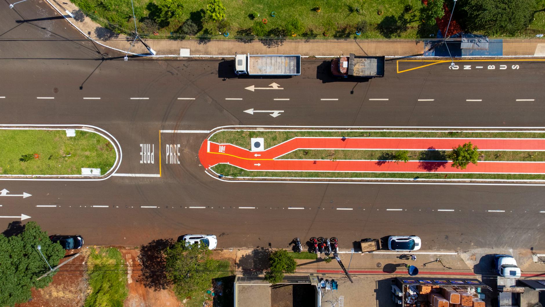 Ulica w mieście z oznaczonymi pasami ruchu i wydzieloną drogą dla rowerów