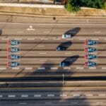 Ruch samochodowy na wielopasmowej autostradzie w słoneczny dzień