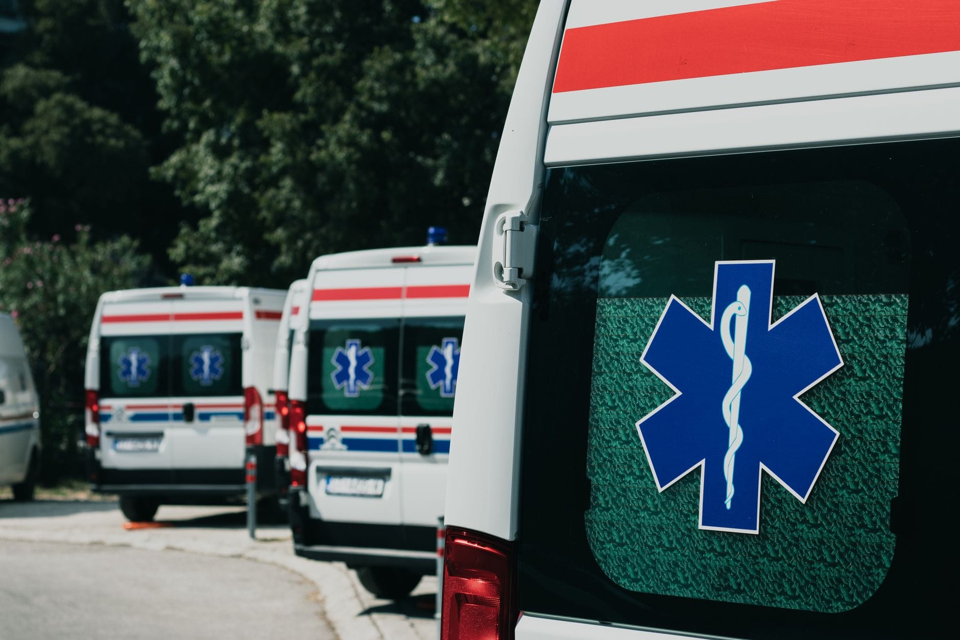 Karetki pogotowia zaparkowane przed szpitalem w Nysie