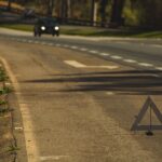 Awaria auta na obwodnicy Nysy: jak bezpiecznie zatrzymać pojazd i wezwać pomoc drogową