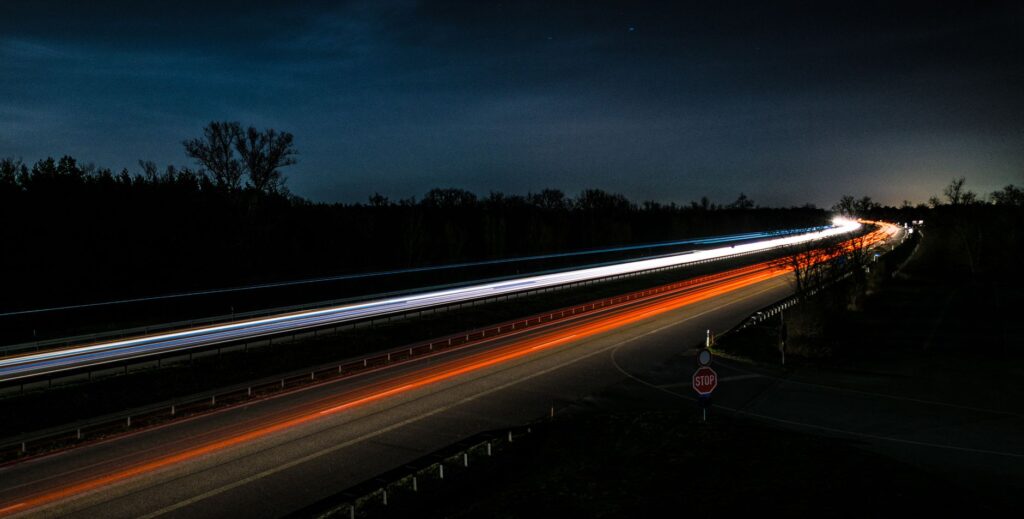 Ślady świateł samochodów na autostradzie nocą